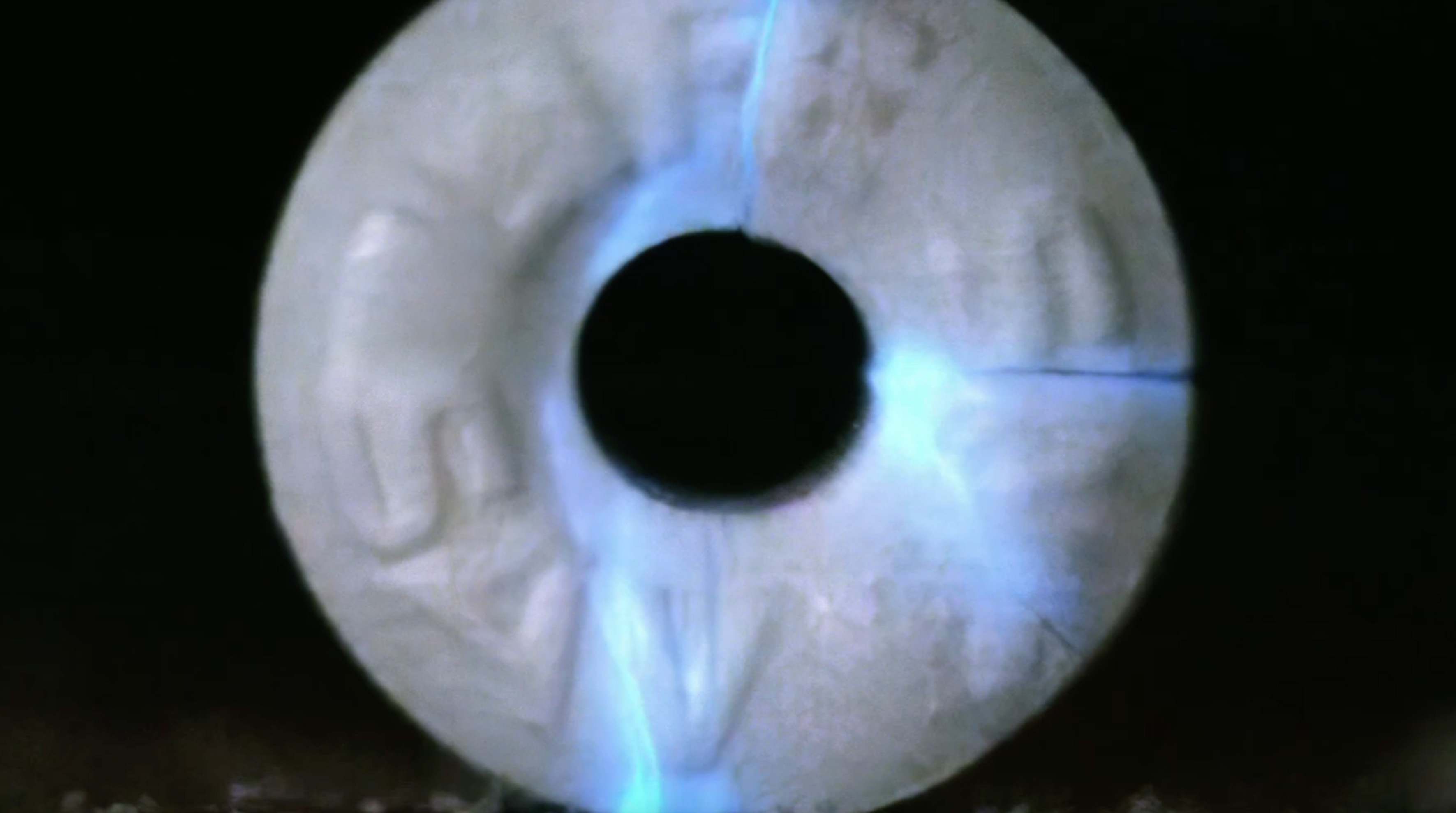 LifeSavers® Wint-O-Green 糖果被压碎时由于摩擦发光而散发蓝光